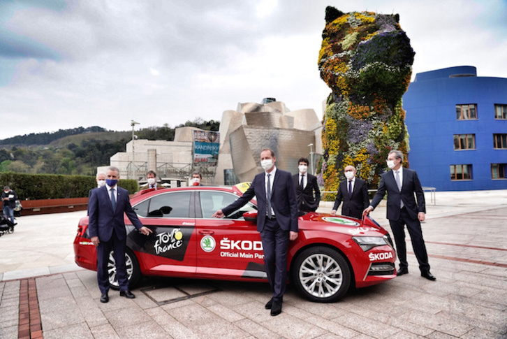 Urkullu y Prudhomme, presidiendo el acto de presentación del Tour. (Luis JAUREGIALTZO/FOKU)