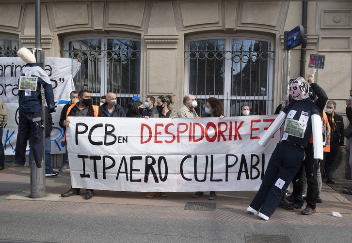 Protesta de trabajadores de ITP-PCB a las puertas del Parlamento. (Raul BOGAJO/FOKU)