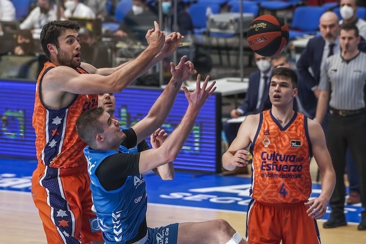 Pere Tomas gabe, Dino Radoncic lako jokalariek lan are handiagoa egin beharko dute. (Andoni CANELLADA / FOKU)