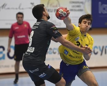 Bidasoa-Irun, en imagen ante Logroño, y Anaitasuna están inmersos en una buena racha. (Jon URBE / FOKU)