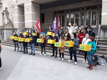 Concentración de LAB en apoyo a los repartidores antes del inicio del juicio. (@LABsindikatua)