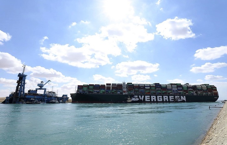 El carguero Ever Given, encallado en el Canal de Suez. (AFP)