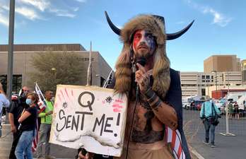 Jake Angeli, uno de los participantes en el asalto al Capitolio y predicador de la teoría de extrema derecha QAnon. (HBO)