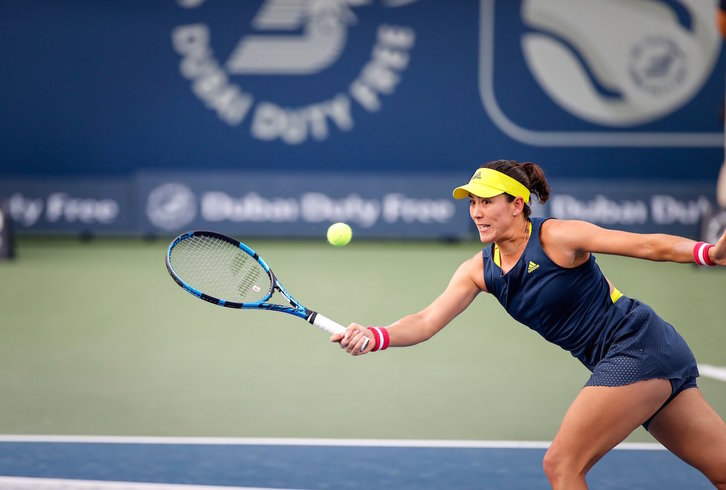 Garbiñe Muguruza intenta devolver una pelota en el pasado torneo de Dubai. (DUBAI TENNIS CHAMPS)