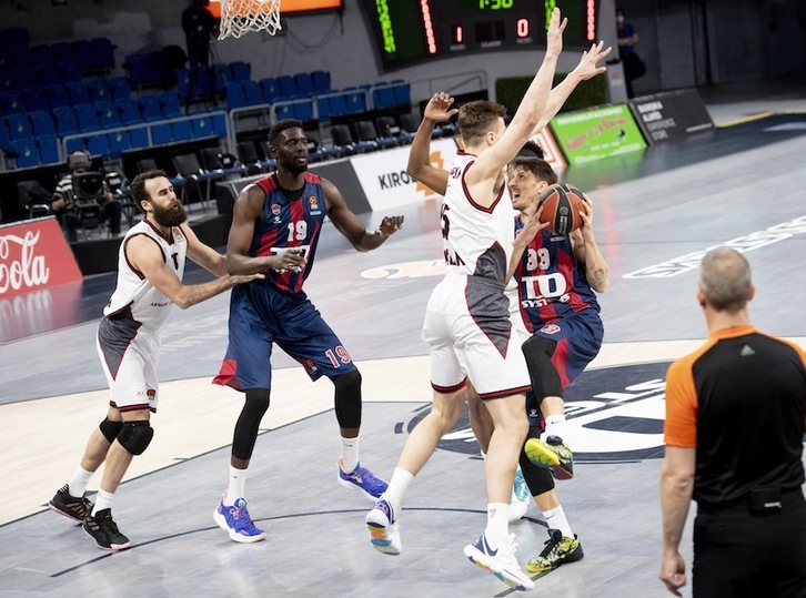 Achille Polonara, ante la ausencia de Jekiri, se ha erigido en el jefe de la pintura del Baskonia. (Raúl BOGAJO / FOKU)