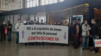 Una de las protestas del comité de empresa en los andenes de la estación de Abando, en Bilbo..