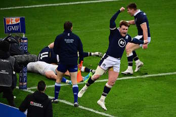 El zaguero Stuart Hogg celebra el ensayo sobre la bocina que ha dado el triunfo a Escocia en terreno francés. (MARTIN BUREAU / AFP)