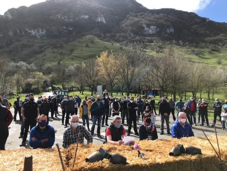 Aralarko Baserritarren Elkarteak, EHNEk eta ENBAk Larraitzen egin duten agerraldia.