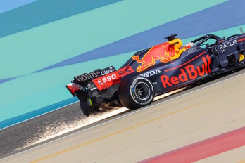 Max Verstappen saca chispas a su red Bull en la clasificación del GP de Bahrain. (Giuseppe CACACE/AFP)