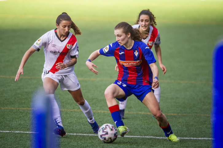 Arola, protagonista de la acción más clara de su equipo, controla el balón ante una jugadora rival. (Jaizki FONTANEDA/FOKU)