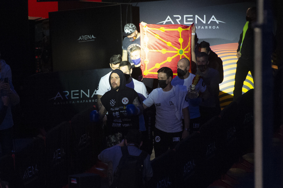 Momento en el que David «Infierno» Soria se dirige al ring con la bandera de Nafarroa. (Iñigo URIZ/FOKU)