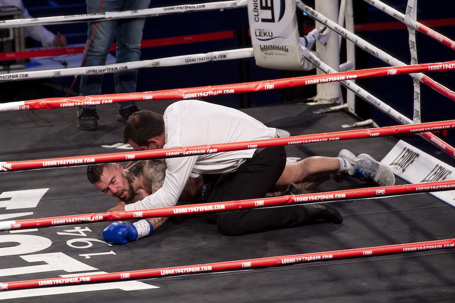 Momento en el que David «Infierno« Soria cae al suelo por KO. (Iñigo URIZ/FOKU)