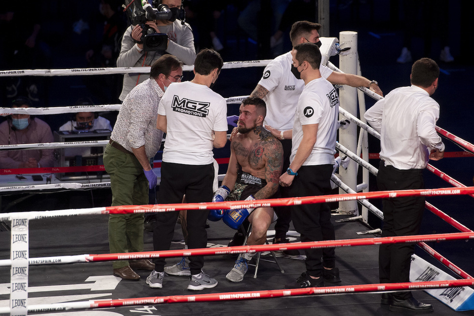 David «Infierno« Soria se recupera del KO. (Iñigo URIZ/FOKU)