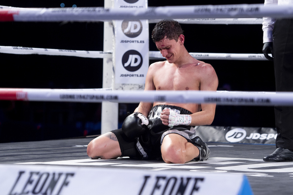 Ander Amatriain celebra su victoria contra el dominicano Saúl Luna. (Iñigo URIZ/FOKU)