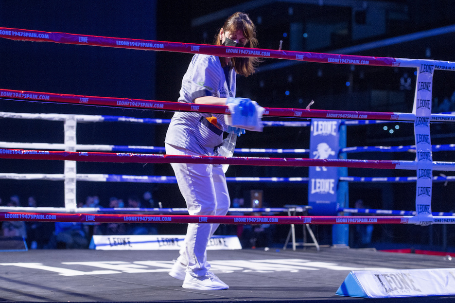Las estrictas medidas de seguridad han llevado a la desinfección del ring por parte del personal de limpieza del centro después de cada combate. (Iñigo URIZ/FOKU)