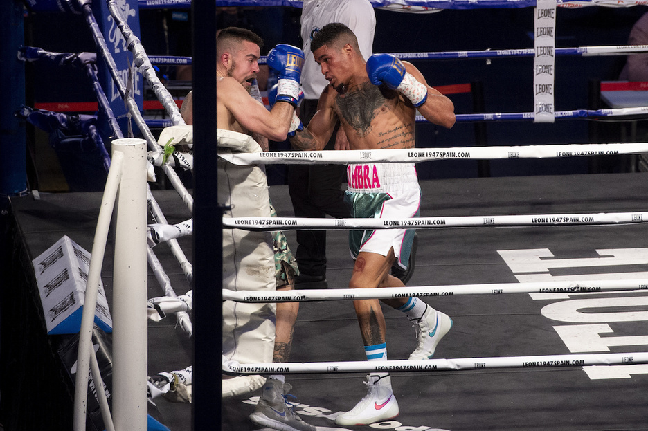 Ambos púgiles siguen a lo suyo durante el combate. (Iñigo URIZ/FOKU)