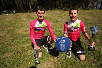 Unai Iribar y Asier Etxeberria, con los trofeos conseguidos tras ser los más fuertes en la última subida a Gorla. (Oskar MATXIN/FOKU)