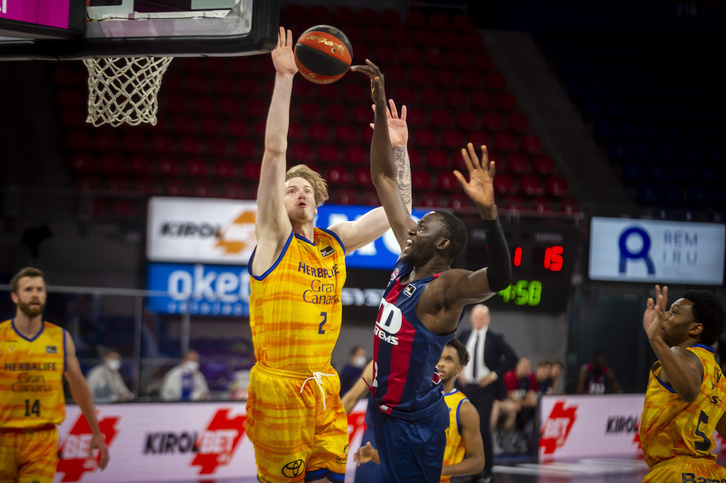 Diop intenta encestar ante la presencia de Balcerowski. (Jaizki FONTANEDA/FOKU)