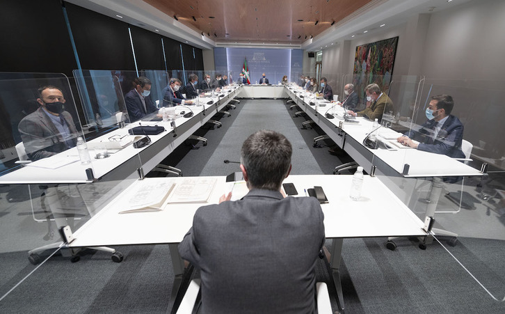 Jonan Fernández e Iñigo Urkullu, frente a frente en la reunión del LABI político del viernes. (Irekia)