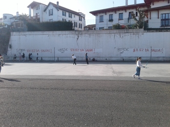Le fronton Gaztelu Zahar d'Hendaye a lui aussi été tagué. © DR
