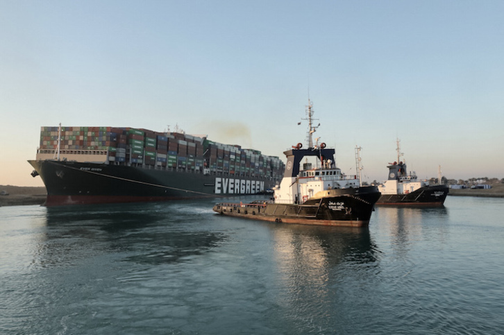Dos remolcadores tiran de ‘Ever Given’, ya colocado en paralelo al canal. (Suez Canal Authority/AFP)
