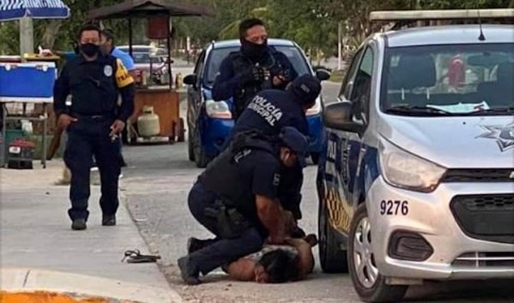 Imagen del vídeo que circula por las redes en el que se observa a los policías inmovilizando a la detenida en Tulum.