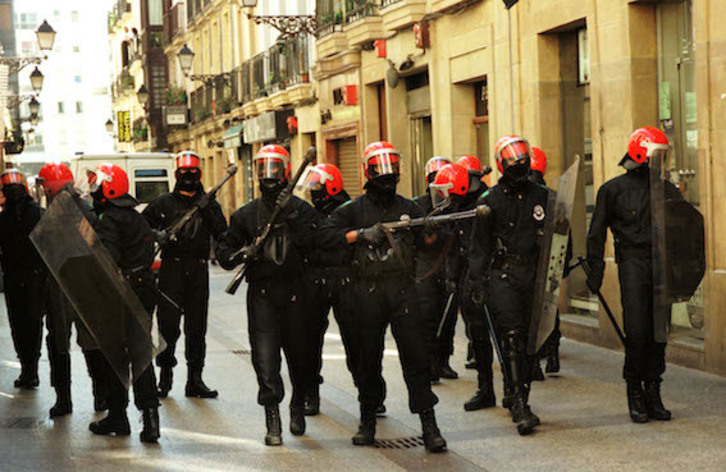 Miembros de la Brigada Móvil de la Ertzaintza durante una de sus intervenciones con pelotas de goma. (Andoni CANELLADA-FOKU)