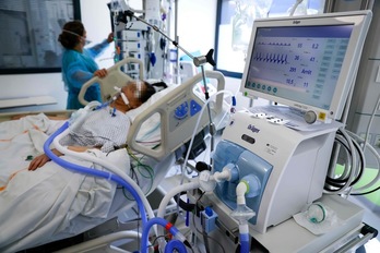 Una paciente de covid-19 atendida en la unidad de cuidados intensivos del Hospital Hopital Delafontaine en Saint-Denis, al norte de París. (Thomas SAMSON | AFP)