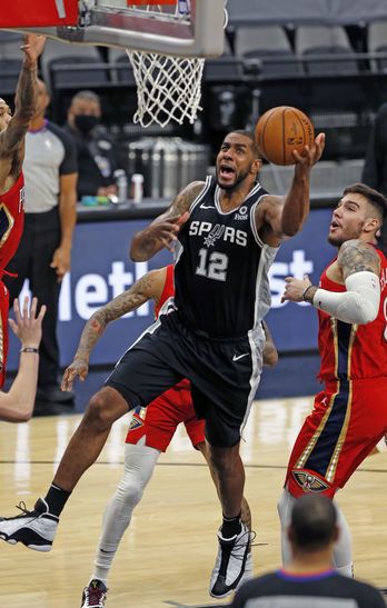 LaMarcus Aldridge ha cambiado de Conferencia al pasar de los San Antonio Spurs a los Brooklyn Nets. (Ronald CORTES / AFP PHOTO)