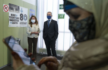 Iñigo Urkullu y Gotzone Sagardui, durante la visita a la la sede de la Red de Vigilancia y Control del covid-19.    (IREKIA)