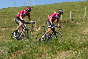 Unai Iribar y Asier Etxeberria, en cabeza, en la última subida a Gorla. (Oskar MATXIN/FOKU)