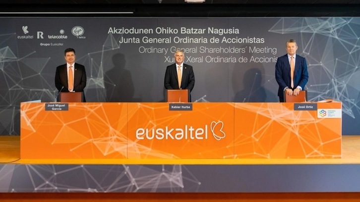 José Miguel García, a la izquierda, y Xabier Iturbe, en el centro, en la Junta de Accionistas de junio de 2020.