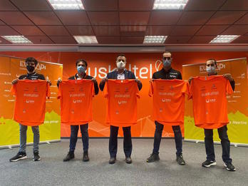 Gotzon Martín, Jesús Ezkurdia, Koldo Unanue, director de marketing de Euskaltel, Jorge Azanza y Mikel Bizkarra, en la presentación del equipo de la Itzulia. (Prensa FUNDACIÓN) 