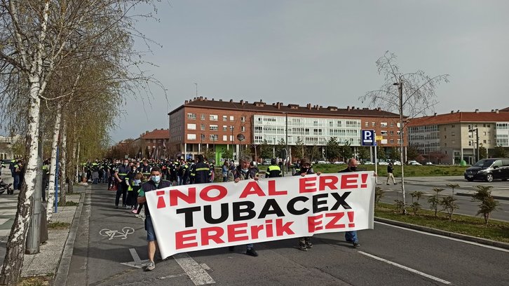 Marcha de los trabajadores de Tubacex entre Lakua y el Parlamento de Gasteiz. (@tubace_xen)