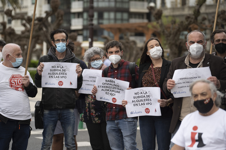 Movilización anterior de Stop Desahucios en la delegación del Gobierno vasco en Donostia. (Gorka RUBIO/FOKU)