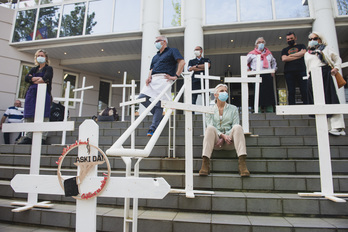 Ostalariek hilerri bat irudikatu dute gurutze zurien laguntzaz. © Guillaume Fauveau