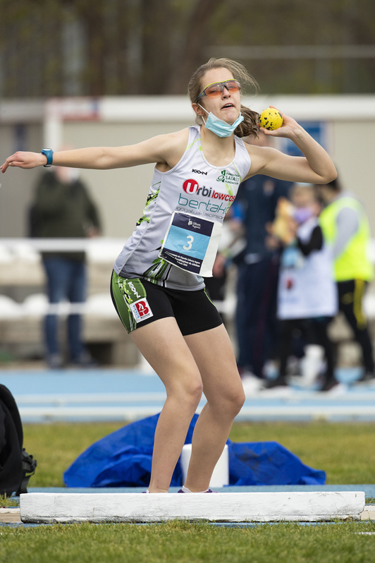 Tania Castillo se dispone a realizar uno de sus lanzamientos. (LLYC)