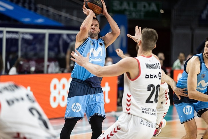 Foto de archivo de JJ Barea, jugador que está sacando a Estudiantes del agujero, lo cual complica la permanencia a los equipos vascos. (J. PELEGRÍN / ACB PHOTO)