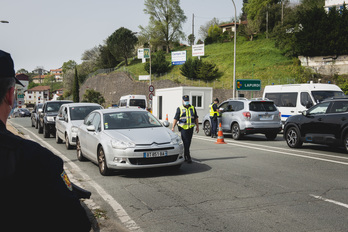 Pausuko zubian polizia frantsesak zein espainiarrak kontrolak jarri dituzte. © Guillaume Fauveau