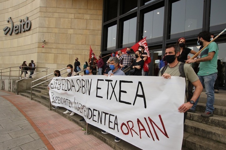 Representantes de LAB han realizado una concentración ante la sede de EITB en Bilbo. (Oskar MATXIN EDESA | FOKU)