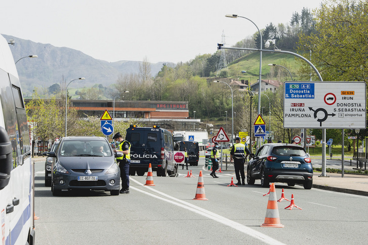 Policías franceses y españoles vigilan, esta tarde, el paso, en ambos sentidos, de la muga, en Behobia. (Guillaume FAUVEAU)