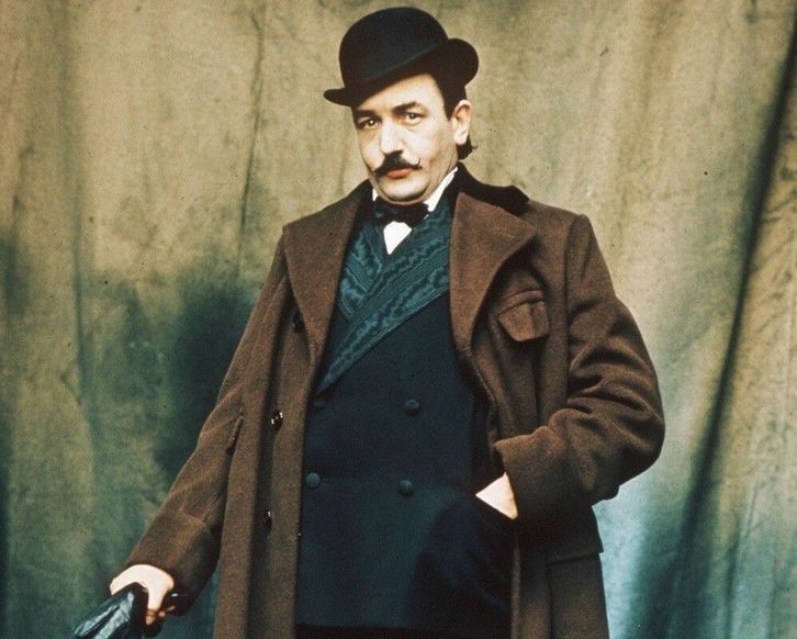 Albert Finney en su recordada caracterización de Poirot en ‘Asesinato en el Orient Express’ (1974). (PARAMOUNT)