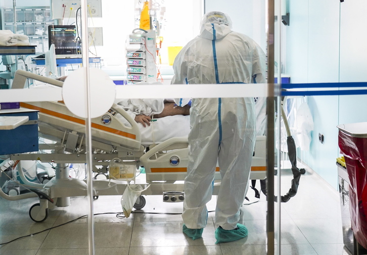 Un profesional sanitario atiende a un paciente en el Hospital de Gurutzeta.    (Marisol RAMÍREZ/FOKU)