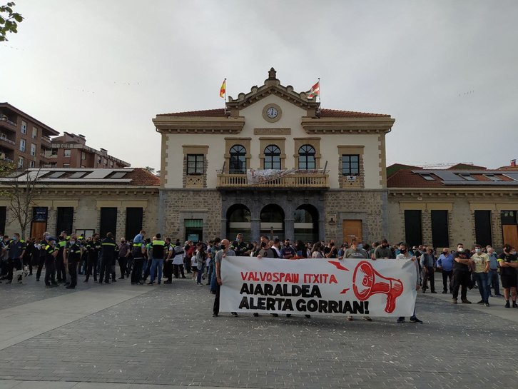 Concentración en la plaza de Amurrio para denunciar el cierre de Valvospain. (@AiaraldeaGreba)