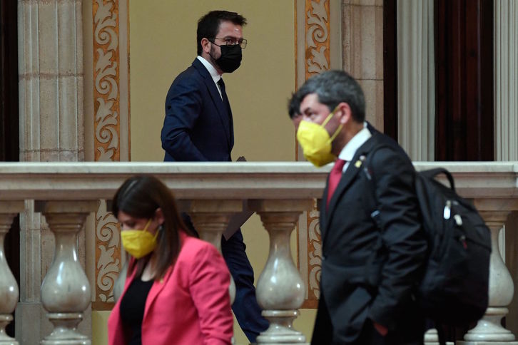 Pere Aragonès, enfocado, con los diputados de Junts en primer plano. (Josep LAGO/AFP)