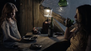 Armonía (Huenu Paz Paredes) y su madre hippy (Andrea Carballo). (NAIZ)