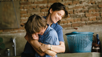 Gus (Luc Bruchez) abrazado por su madre Nicole (Laetitia Casta). (NAIZ)
