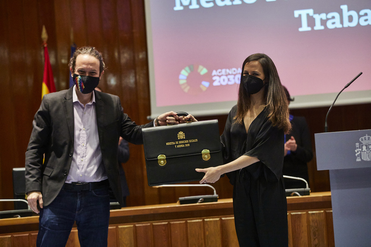 Iglesias y Belarra, en el acto protocolario de entrega de cartera ministerial. (EUROPA PRESS)