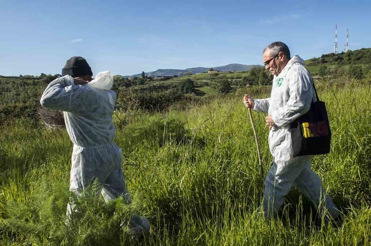 Miembros de Ekologistak Martxan en la escombrera de Artxanda cuando detectaron lindano, en mayo de 2019. (Marisol RAMIREZ/FOKU)