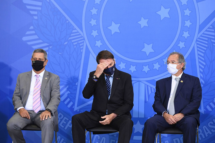 Braga Netto, el nuevo ministro de Defensa de Brasil, a la derecha de Bolsonaro. (Evaristo SA / AFP)